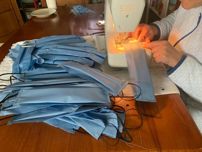 Una mujer cose mascarillas en Petrer.