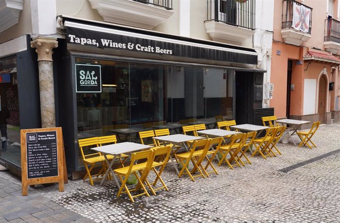 Un bar vacío en una calle de  Sevilla a 14 de marzo del 2020