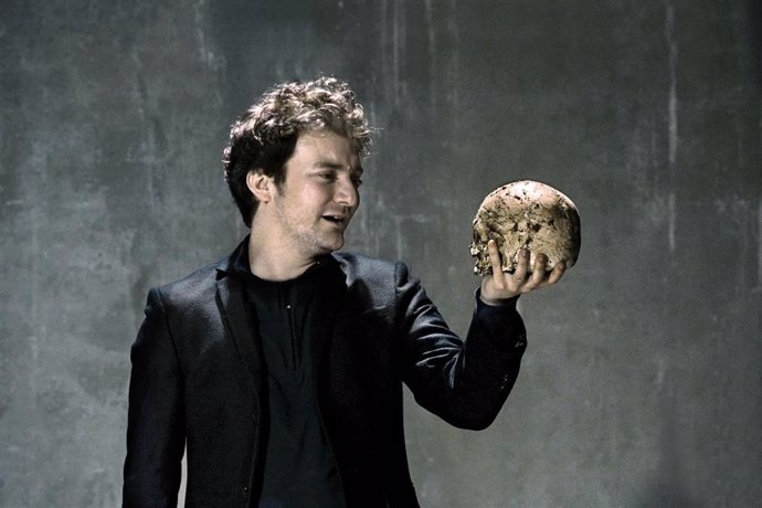 El actor Pol López durante su actuación en la obra 'Hamlet' de William Shakespeare realizada en el Teatre Lliure