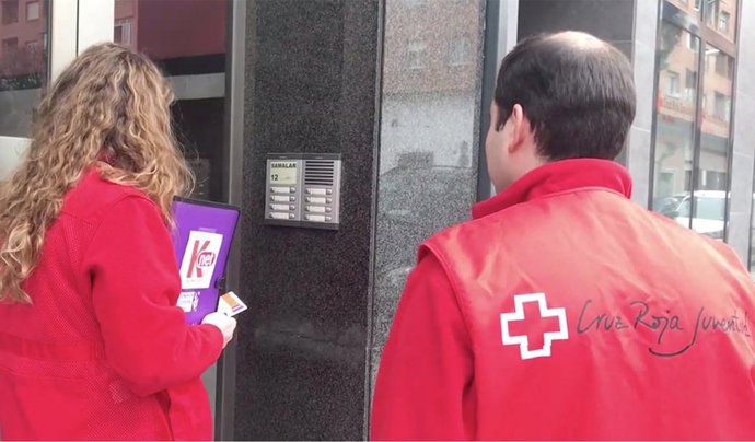 Reparto de tarjetas de internet de Knet por Cruz Roja