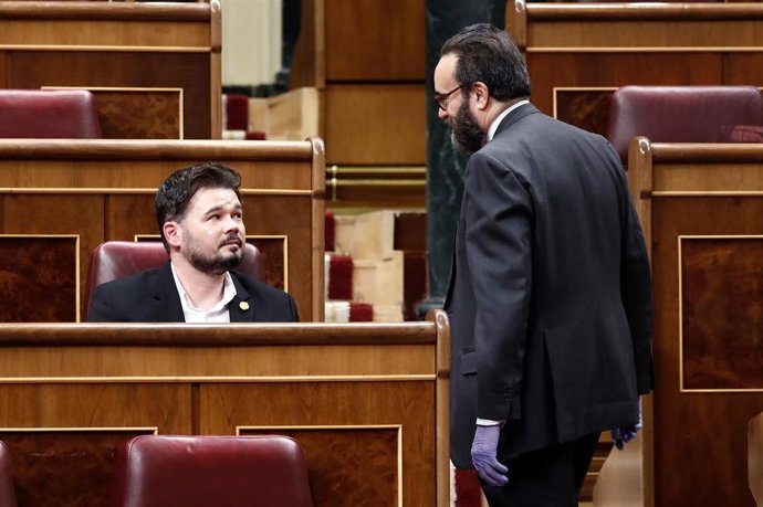 El portavoz de ERC, Gabriel Rufián vicepresidenta (i), durante el pleno extraordinario para explicar la declaración del estado de alarma y las medidas para paliar las consecuencias de la pandemia provocada por el coronavirus, en Madrid.