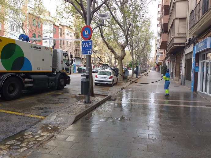 EMAYA limpia diferentes puntos de Palma con materiales desinfectantes.