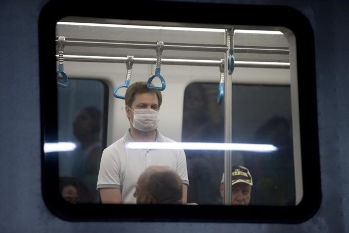 Un hombre con mascarilla en el metro de Río de Janeiro