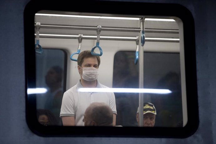 Un hombre con mascarilla en el metro de Río de Janeiro