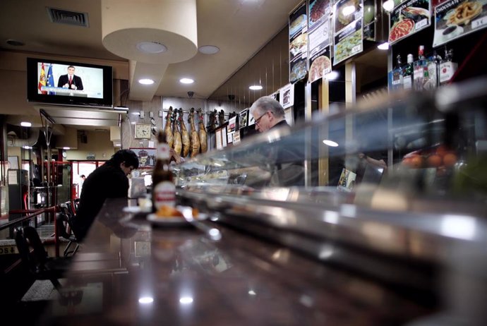 Un bar típico español antes del cierre de toda la hostelería en Madrid como medida para frenar el contagio por coronavirus y durante la comparecencia del presidente del Gobierno, Pedro Sánchez, en la que ha declarado el estado de alarma por el Covid-19