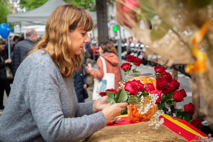 Prepara un ramo de rosas para celebrar el día de Sant Jordi en Barcelona