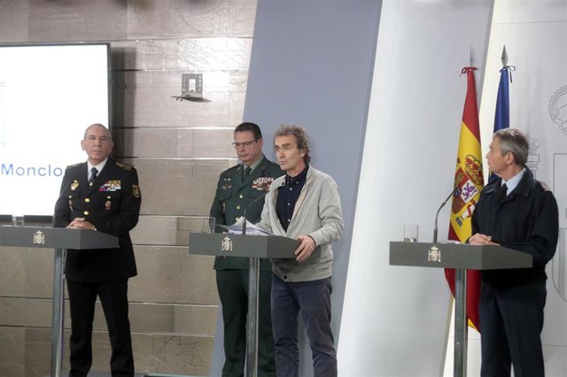 (I-D) El DAO de la Policía, José Ángel González; el DAO de la Guardia Civil, Laurentino Ceña; el director del Centro de Coordinación de Alertas y Emergencias Sanitarias, Fernando Simón; y el general del Ejército del Aire Miguel Ángel Villarroya