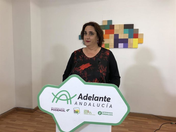 La portavoz adjunta de Adelante Andalucía, Ángela Aguilera, en una rueda de prensa.