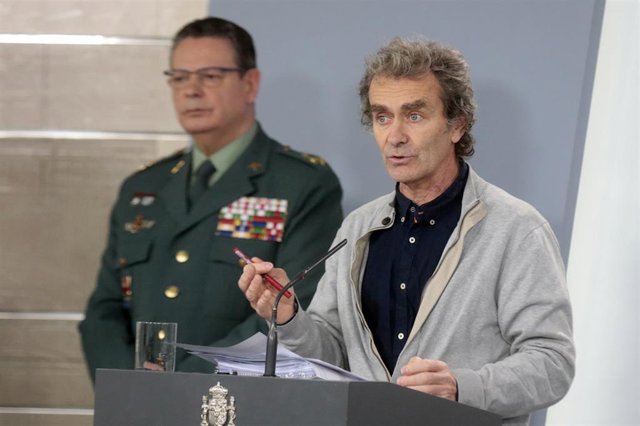 (I-D) El DAO de la Guardia Civil, Laurentino Ceña; y el director del Centro de Coordinación de Alertas y Emergencias Sanitarias, Fernando Simón, durante una rueda de prensa.