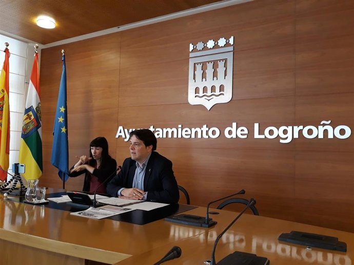 El portavoz del Equipo de Gobierno municipal, Kilian Cruz, y la intérprete de signos, Sonia Diarte, en comparecencia de prensa