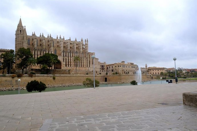 Alrededores de la Catedral-Basílica de Santa María -La Seu- vacía durante el primer día laborable desde del estado de alarma decretado por el coronavirus en el país, en Palma de Mallorca (Islas Baleares, España), a 16 de marzo de 2020.