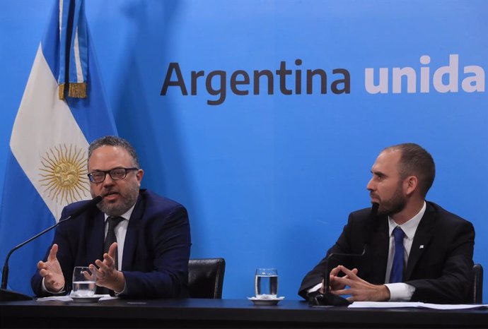 Economía.- Argentina moviliza 5.000 millones en créditos por la crisis del coron