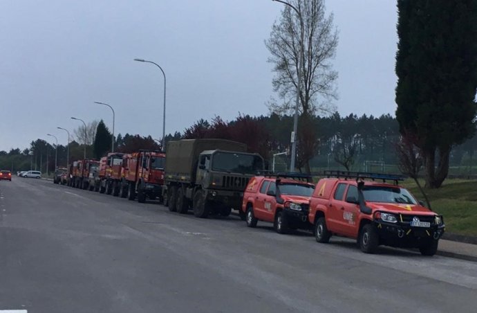 Camiones de la UME y del Regimiento de Cabo Noval.