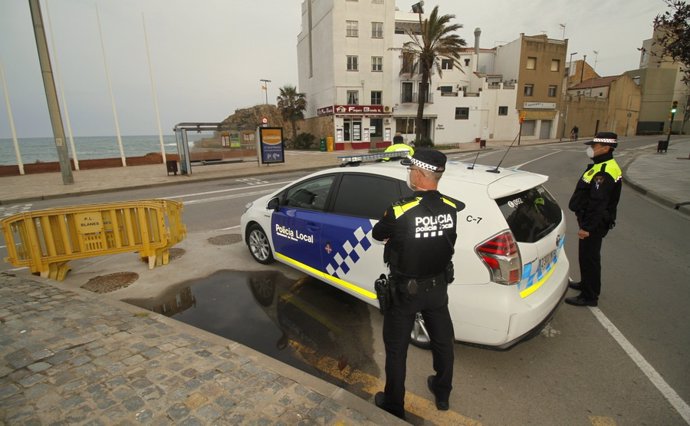 Una patrulla de la Policia Local de Blanes (Girona), amb els agents protegits amb mascarillas durant la pandmia de coronavirus.