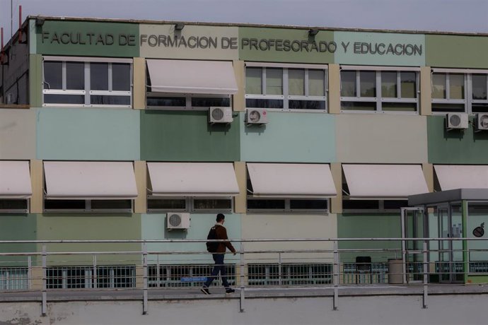 Un alumno pasea frente a la Facultad de Formación del Profesorado y Educación de la Universidad Autónoma de Madrid la semana pasada, en víspera de la suspensión de las clases.