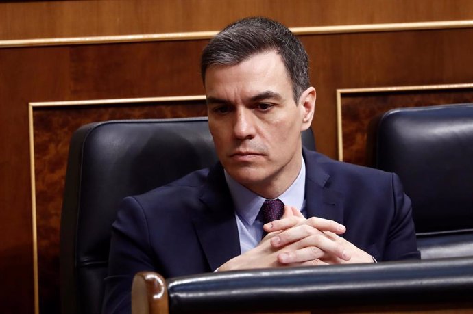 El presidente del Gobierno, Pedro Sánchez, durante el pleno extraordinario para explicar la declaración del estado de alarma y las medidas para paliar las consecuencias de la pandemia provocada por el coronavirus, en Madrid (España), 