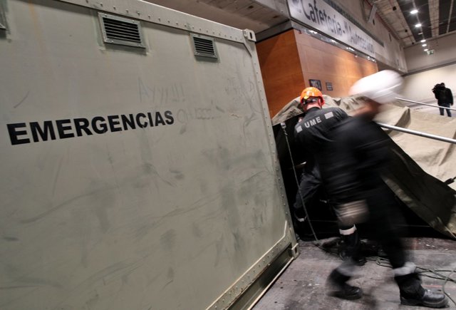 Militares de la UME ayudan en el acondicionamiento del pabellón 14 de Ifema en Madrid para que puedan acudir personas sin hogar en plena crisis del coronavirus, en Madrid (España), a 18 de marzo de 2020.