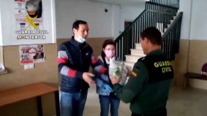 Ciudadanos chinos entregan material sanitario a la Guardia Civil para luchar contra el coronavirus