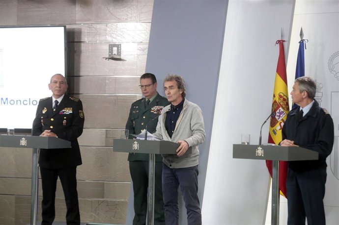 (I-D) El DAO de la Policía, José Ángel González; el DAO de la Guardia Civil, Laurentino Ceña; el director del Centro de Coordinación de Alertas y Emergencias Sanitarias, Fernando Simón; y el general del Ejército del Aire Miguel Ángel Villarroya