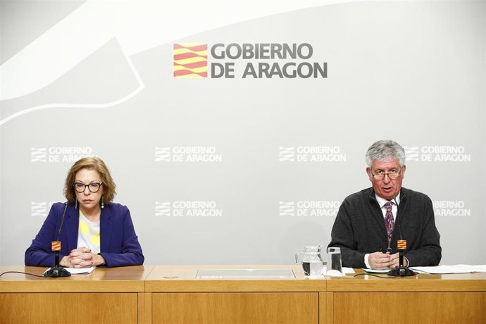 La consejera de Sanidad, Pilar Ventura, y el gerente del Salud, Javier Marión.