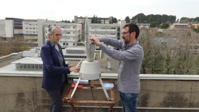 La coordinadora de la XAC i investigadora de lICTA-UAB Jordina Belmonte, y el técnico especialista de la XAC David Navarro