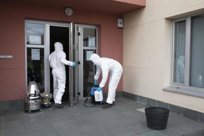 Centro cívico de Feáns en el que se realizan tareas de desinfección por foco de coronavirus