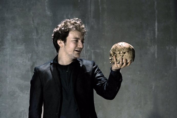 L'actor Pol López durant la seva actuació en l'obra 'Hamlet' de William Shakespeare realitzada en el Teatre Lliure
