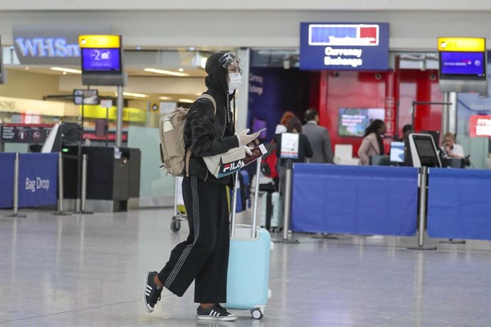 Una pasajera en el aeropuerto de Heathrow