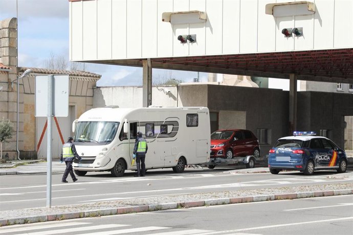 Efectivos de la Policía Nacional realizan controles en el puesto fronterizo con Portugal en Fuentes de Oñoro (Salamanca) tras el cierre de fronteras.