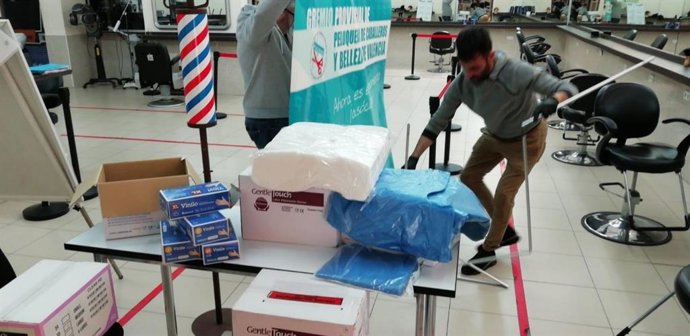 Peluqueros entregan a la Policía guantes, toallas desechables, batas y capas para ayudar a frenar el coronavirus
