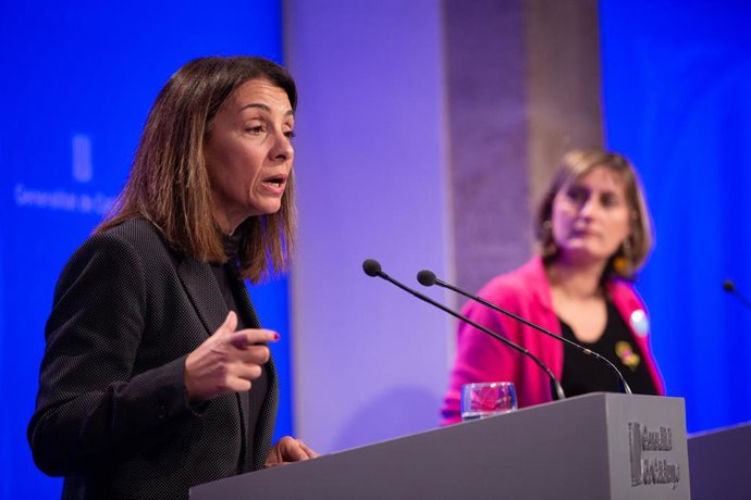 La consellera de Presidencia y portavoz del Govern, Meritxell Budó (i) y la consellera de Salud, Bienestar y Ciudadanía, Alba Vergs (d) en rueda de prensa posterior al Consell Executiu, a 3 de diciembre de 2019. Archivo.