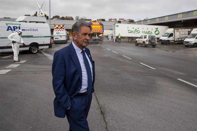 El presidente de Cantabria, Miguel Ángel Revilla, durante las labores de desinfección en Mercasantander