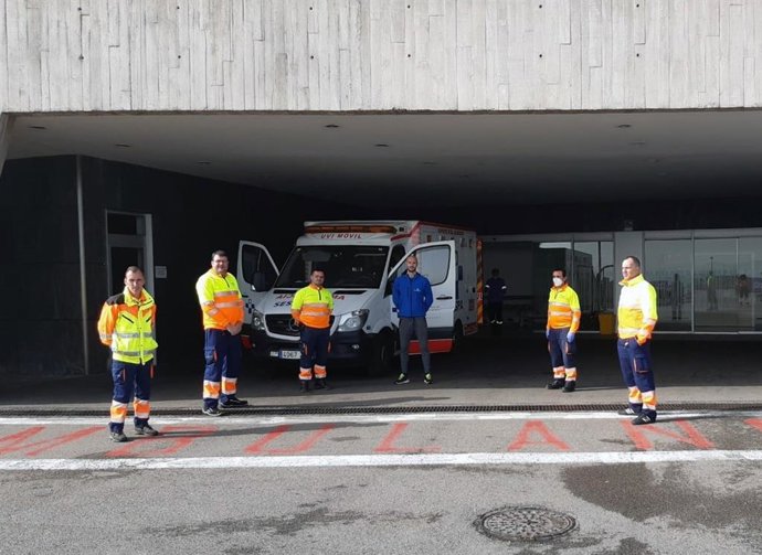 Técnicos de ambulancia y personal sanitario de Transinsa en el área de urgencias del Hospital Universitario Central de Asturias (HUCA).