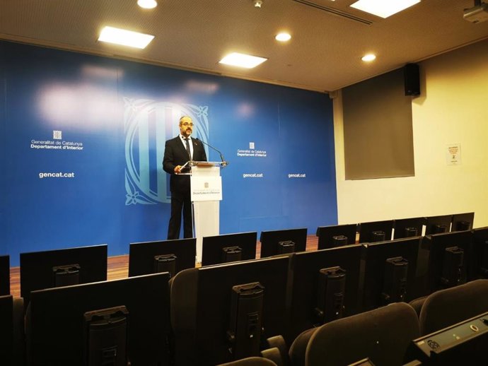 El conseller de Interior de la Generalitat, Miquel Buch, en rueda de prensa telemática desde la sede del Departamento el 18 de marzo de 2020, durante la pandemia de coronavirus.