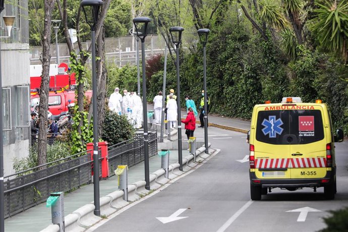 Militares de la UME totalmente protegidos se preparan para desinfectar la parte de urgencias y una planta del Hospital de La Paz donde se lucha contra el coronavirus, en Madrid (España), a 18 de marzo de 2020 (archivo)
