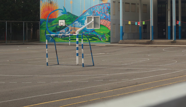 Patio de uno de los colegios de Vitoria cerrados temporalmente -en principio hasta el próximo 23 de marzo- como medida de prevención para evitar el contagio de coronavirus entre escolares, en Vitoria, Álava / País Vasco (España), a 10 de marzo de 2020.