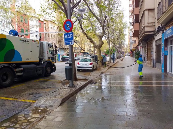 Limpieza de Emaya en calles de Palma durante el estado de alarma.