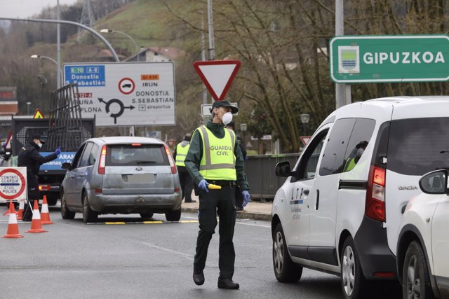 Efectivos de la Guardia Civil y de la Unidad de Intervención Policial (UIP) de la Policía Nacional realizan controles en la frontera con Francia.