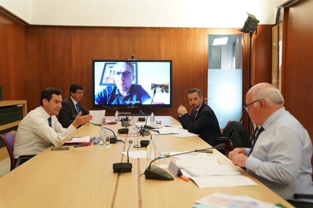El presidente de la Junta, Juanma Moreno, preside el gabinete de crisis del Gobierno andaluz por el coronavirus