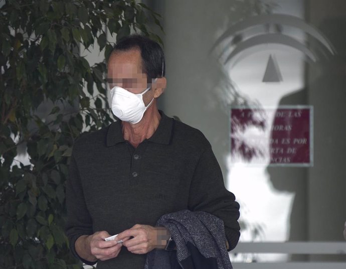 Un hombre con mascarilla sale del Hospital Universitario Virgen del Rocío donde ha sido dado de alta hoy el único paciente ingresado por coronavirus. En Sevilla, (Andalucía, España) a 02 de marzo de 2020.