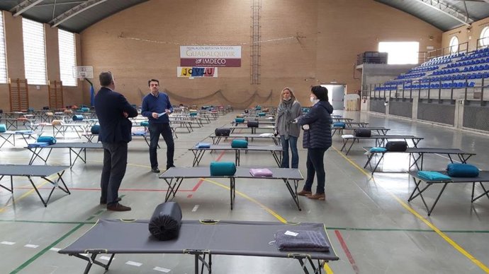 El alcalde y concejales del Ayuntamiento de Córdoba visitan el polideportivo Guadalquivir.