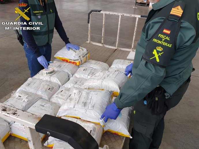 La Guardia Civil incauta 11.000 mascarillas quirúrgicas en el aeropuerto de Gran Canaria