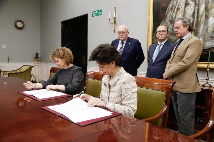 La Decana del Colegio de Registradores, Emilia Adán, y la presidenta del Tribunal de Cuentas, María José De la Fuente