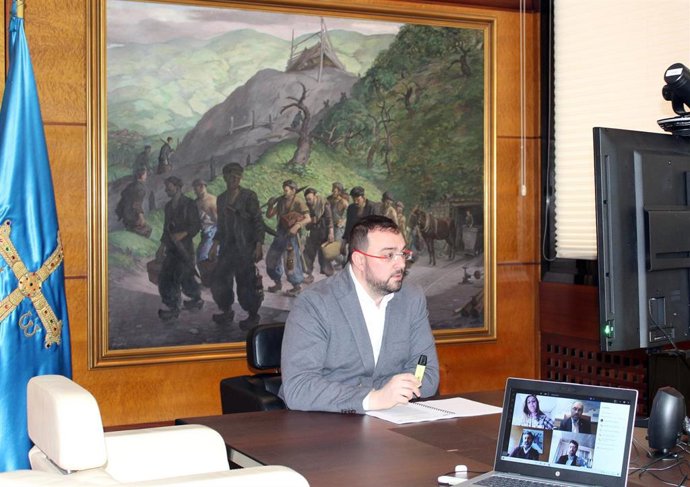 Adrían Barbón durante la reunión telemática con cuatro de sus consejeros.