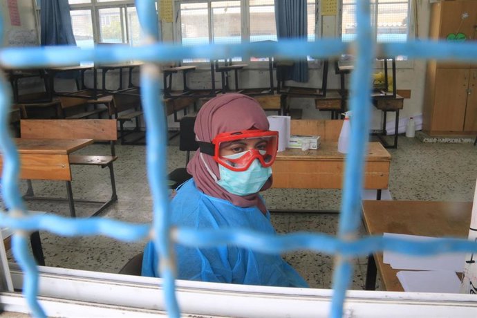 Desinfección de una escuela para refugiados palestinos