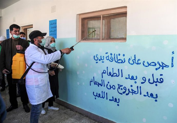 Trabajadores desinfectando una escuela en Damasco, la capital de SIria.