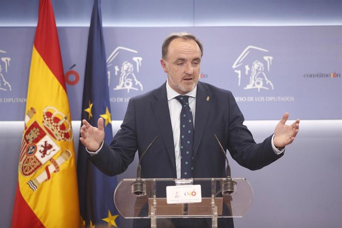 El representante de UPN, Javier Esparza, ofrece una rueda de prensa tras su consulta con el Rey para la propuesta de candidato a la Presidencia del Gobierno.