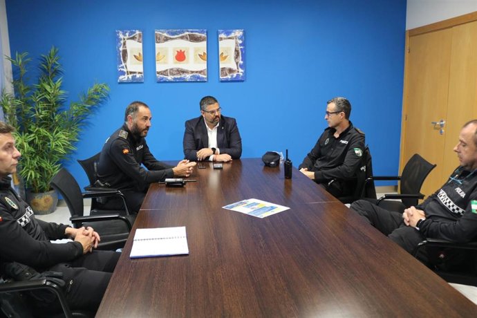 El alcade de Mijas reunido con la Policía Local