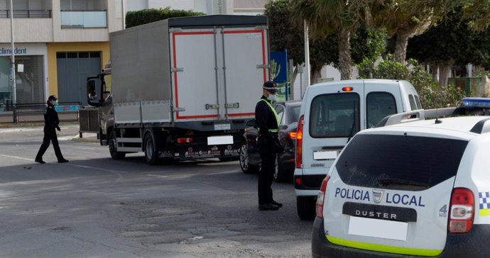 Agentes en un control de vehículo en Adra
