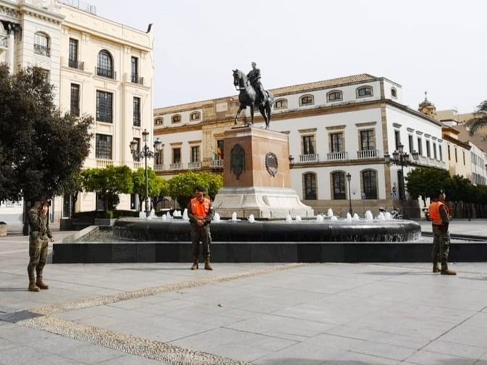 Efectivos de la BRI X patrullan en la Plaza de las Tendillas de Córdoba.